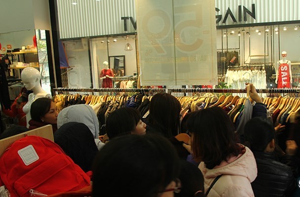 Khó 'săn' hàng Black Friday ưng ý vì chen đông và giá cao - ảnh 1