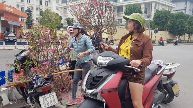 Hoa, quả, gà… tăng giá ngày rằm tháng Chạp - ảnh 4