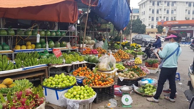 Hoa, quả, gà… tăng giá ngày rằm tháng Chạp - ảnh 2