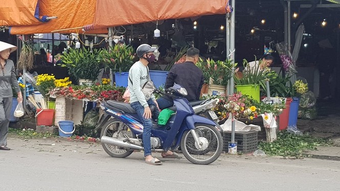 Hoa, quả, gà… tăng giá ngày rằm tháng Chạp - ảnh 1