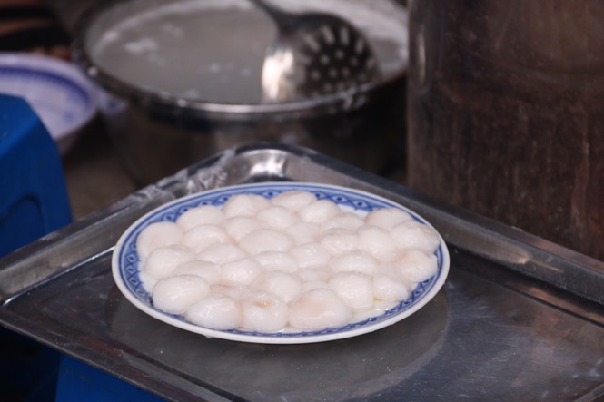 Người Hà Nội xếp hàng mua bánh trôi, bánh chay từ 5 giờ sáng - ảnh 4