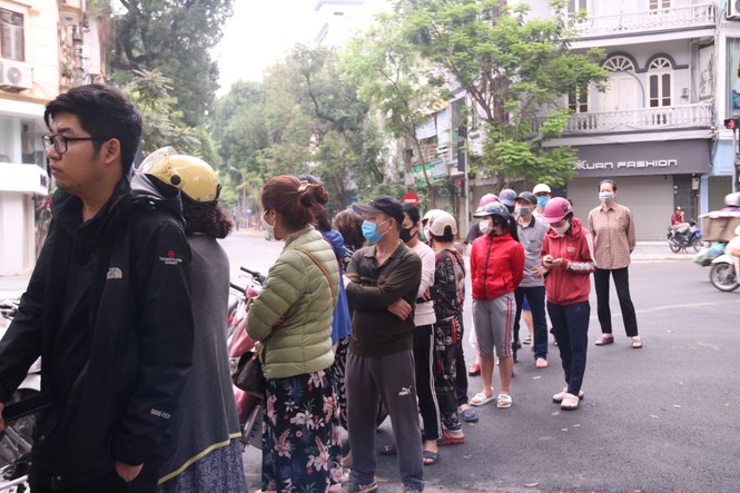 Người Hà Nội xếp hàng mua bánh trôi, bánh chay từ 5 giờ sáng - ảnh 2
