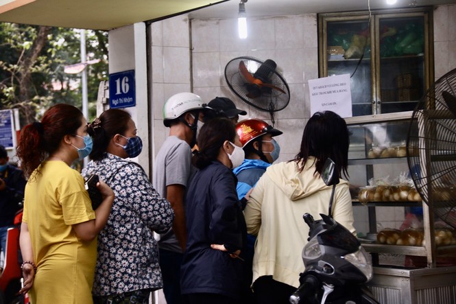 Người Hà Nội xếp hàng mua bánh trôi, bánh chay từ 5 giờ sáng - ảnh 3