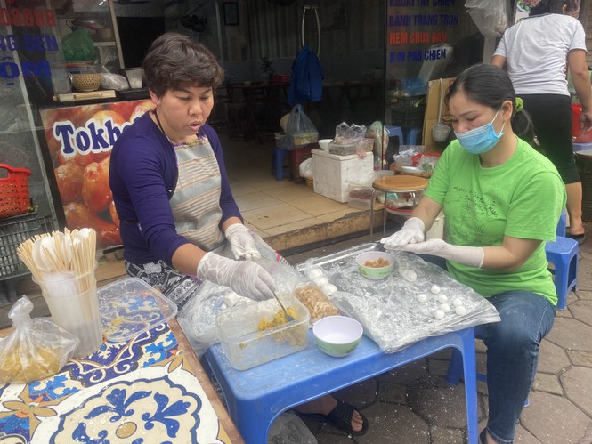 Người Hà Nội xếp hàng mua bánh trôi, bánh chay từ 5 giờ sáng - ảnh 8