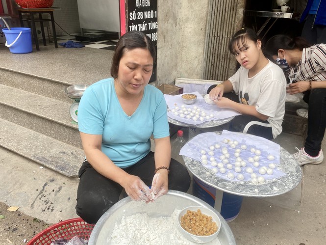 Người Hà Nội xếp hàng mua bánh trôi, bánh chay từ 5 giờ sáng - ảnh 9
