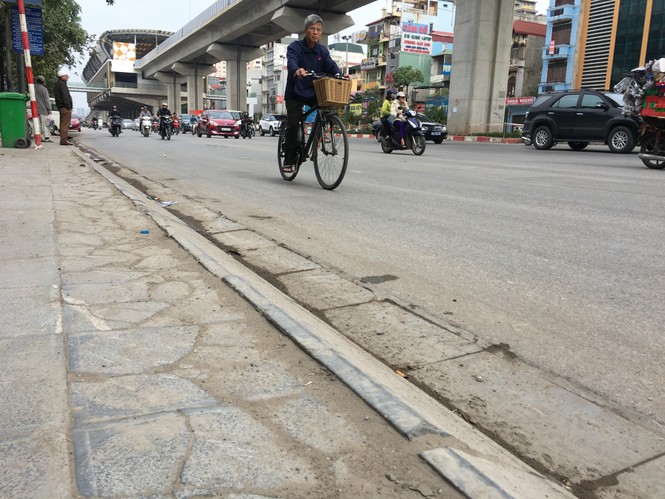 Hiểu nhầm chỉ đạo của thành phố, quận huyện 'đua nhau' lát vỉa hè? - ảnh 4