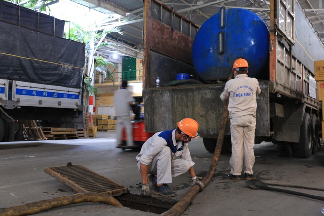 Xây tường gạch, hút hố ga ngăn chặn ô nhiễm tại Công ty Rạng Đông - ảnh 1