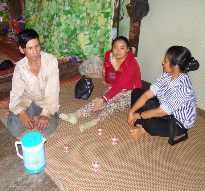 Chồng thót tim cõng vợ bại liệt băng qua cầu ọp ẹp mỗi ngày - ảnh 3