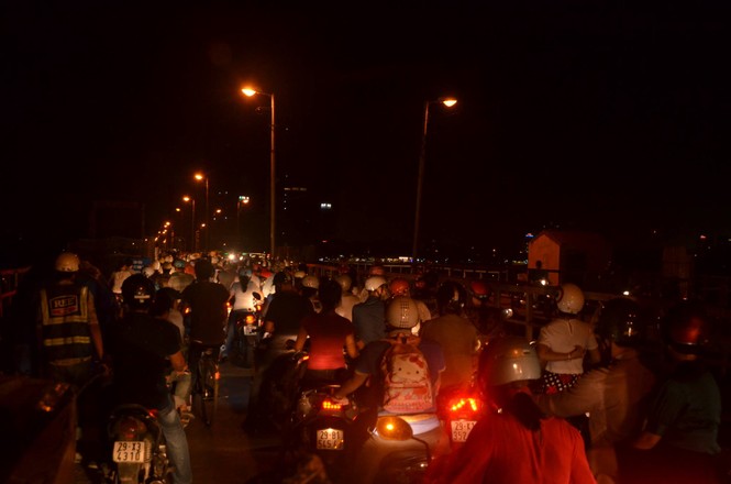 Cầu Long Biên ùn tắc kéo dài giờ tan tầm - ảnh 5