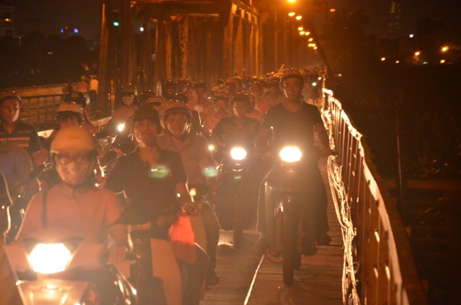 Cầu Long Biên ùn tắc kéo dài giờ tan tầm - ảnh 7