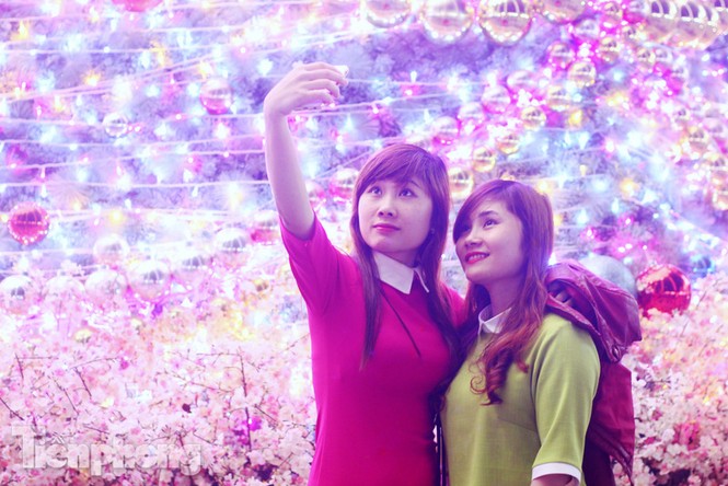 Thiếu nữ Hà thành xinh tươi xuống phố đón Giáng sinh - ảnh 14