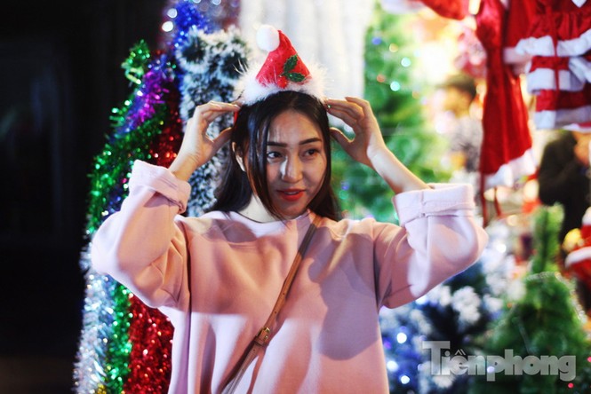 Thiếu nữ Hà thành xinh tươi xuống phố đón Giáng sinh - ảnh 2