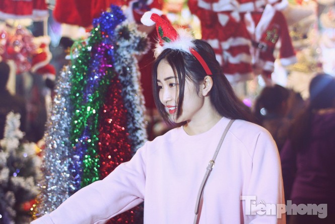 Thiếu nữ Hà thành xinh tươi xuống phố đón Giáng sinh - ảnh 3