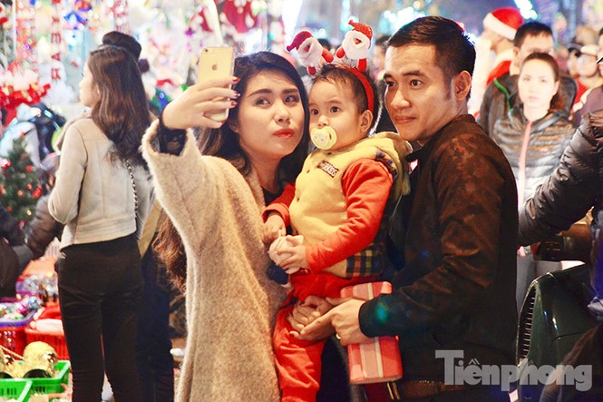 Thiếu nữ Hà thành xinh tươi xuống phố đón Giáng sinh - ảnh 13