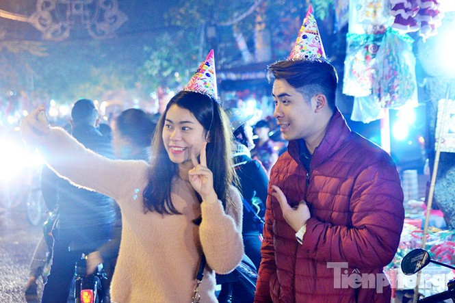 Thiếu nữ Hà thành xinh tươi xuống phố đón Giáng sinh - ảnh 10