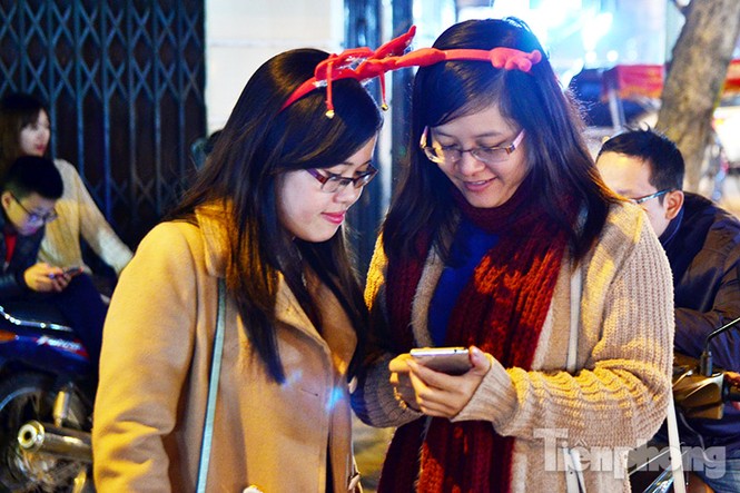 Thiếu nữ Hà thành xinh tươi xuống phố đón Giáng sinh - ảnh 7