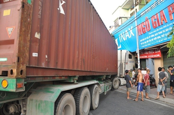 Xe container tông sập nhà dân, hất văng người đi xe máy - ảnh 1