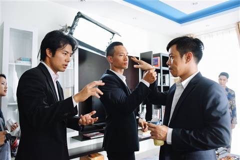 Thái Hoà, Kim Lý 'thử sức' làm vệ sĩ - ảnh 2