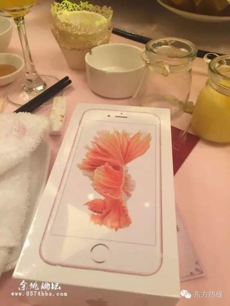 Đi ăn cưới nhà giàu, khách mời được tặng iPhone, iPad - ảnh 9