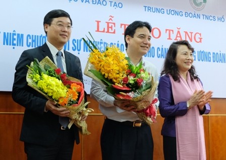 11 cán bộ Đoàn nhận Kỷ niệm chương Vì sự nghiệp giáo dục - ảnh 2