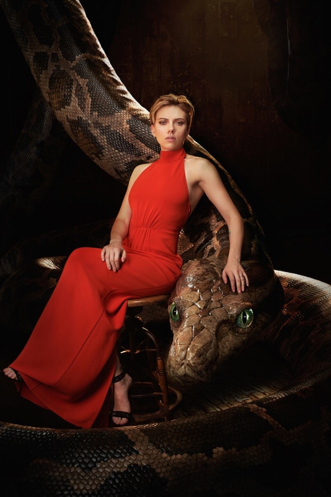 Scarlett Johansson khoe vẻ quý phái bên... mãng xà khổng lồ - ảnh 1