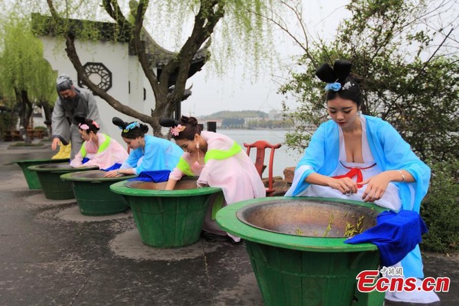 Mỹ nữ Trung Quốc diện y phục cung đình lên núi hái chè - ảnh 6