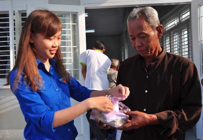 Khám bệnh cho người nghèo biên giới - ảnh 2