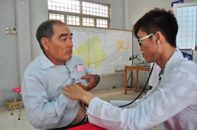 Khám bệnh cho người nghèo biên giới - ảnh 3