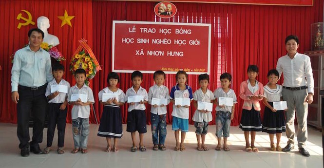 Khám bệnh cho người nghèo biên giới - ảnh 8