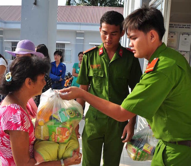 Khám bệnh cho người nghèo biên giới - ảnh 7
