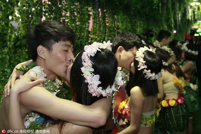 10 cặp đôi làm đám cưới theo kiểu thời tiền sử - ảnh 4