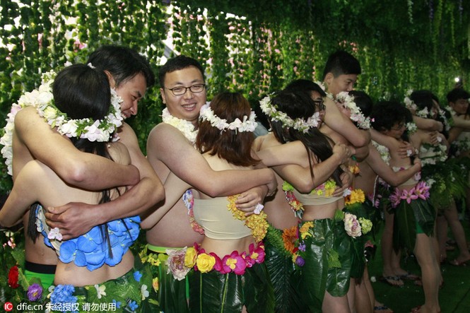 10 cặp đôi làm đám cưới theo kiểu thời tiền sử - ảnh 3