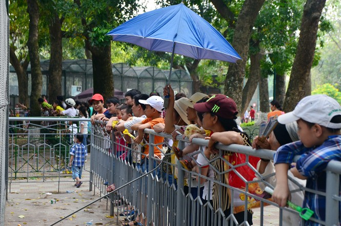 Bất chấp nắng nóng, hàng nghìn người đổ về khu vui chơi ngày nghỉ lễ - ảnh 12