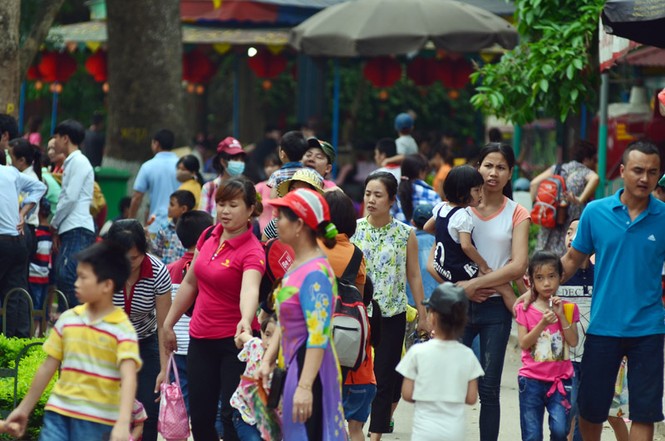 Bất chấp nắng nóng, hàng nghìn người đổ về khu vui chơi ngày nghỉ lễ - ảnh 16