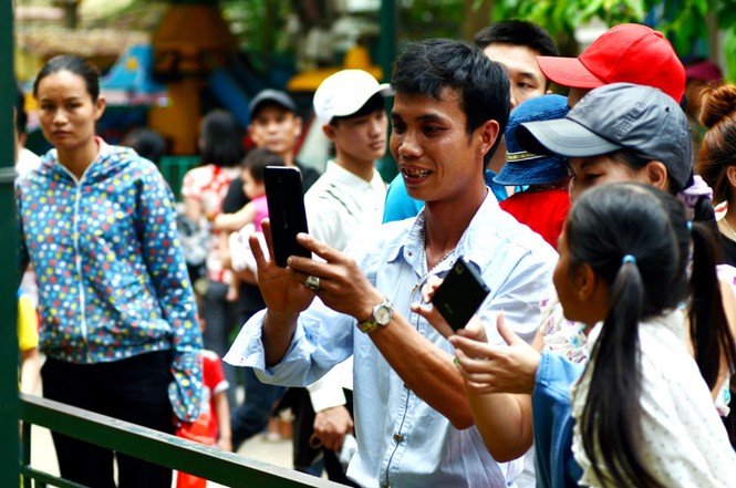 Bất chấp nắng nóng, hàng nghìn người đổ về khu vui chơi ngày nghỉ lễ - ảnh 19