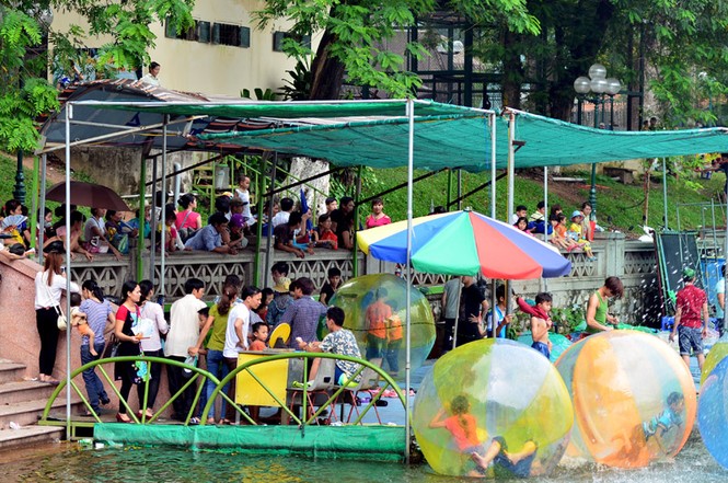 Bất chấp nắng nóng, hàng nghìn người đổ về khu vui chơi ngày nghỉ lễ - ảnh 20