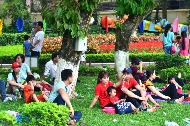 Bất chấp nắng nóng, hàng nghìn người đổ về khu vui chơi ngày nghỉ lễ - ảnh 21