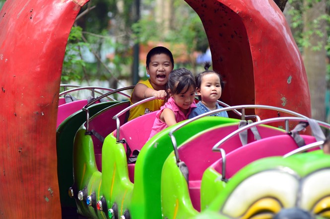 Bất chấp nắng nóng, hàng nghìn người đổ về khu vui chơi ngày nghỉ lễ - ảnh 22