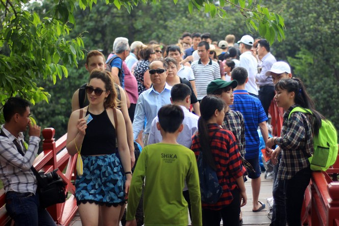 Bất chấp nắng nóng, hàng nghìn người đổ về khu vui chơi ngày nghỉ lễ - ảnh 24