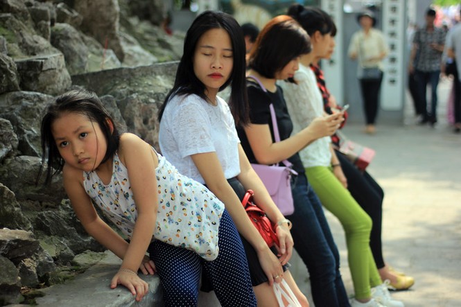 Bất chấp nắng nóng, hàng nghìn người đổ về khu vui chơi ngày nghỉ lễ - ảnh 27