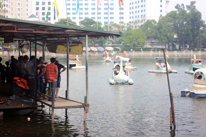 Bất chấp nắng nóng, hàng nghìn người đổ về khu vui chơi ngày nghỉ lễ - ảnh 23