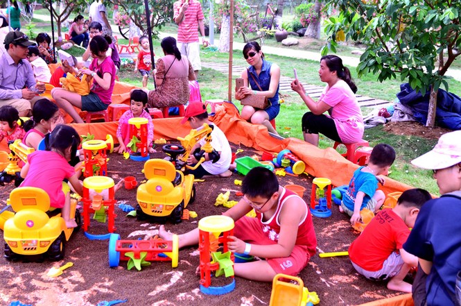 Bất chấp nắng nóng, hàng nghìn người đổ về khu vui chơi ngày nghỉ lễ - ảnh 7