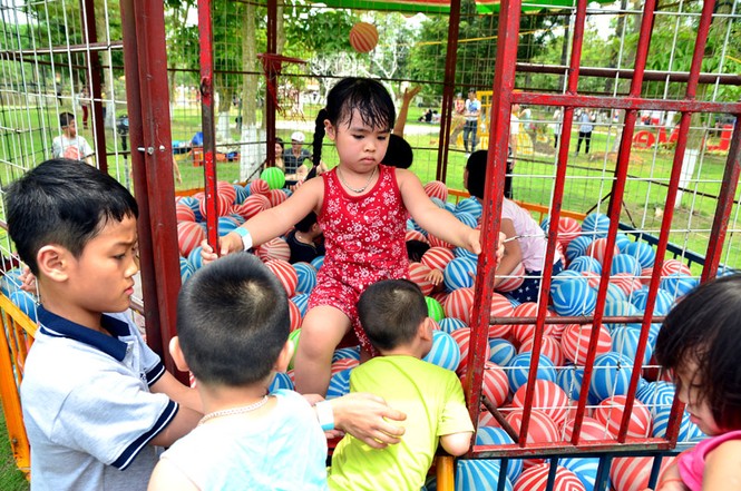 Bất chấp nắng nóng, hàng nghìn người đổ về khu vui chơi ngày nghỉ lễ - ảnh 4
