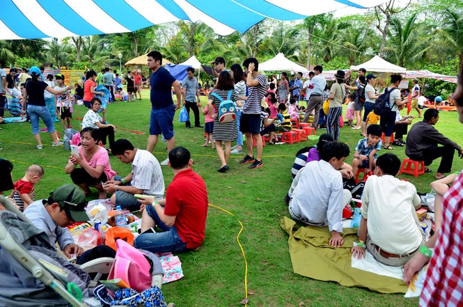 Bất chấp nắng nóng, hàng nghìn người đổ về khu vui chơi ngày nghỉ lễ - ảnh 1