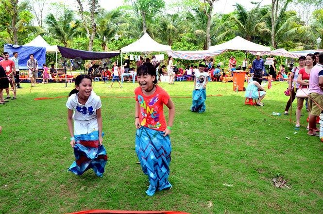 Bất chấp nắng nóng, hàng nghìn người đổ về khu vui chơi ngày nghỉ lễ - ảnh 8