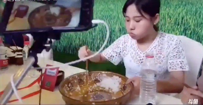 Sốc với thiếu nữ 'dạ dày không đáy' ăn liền tù tì 4kg cơm - ảnh 3