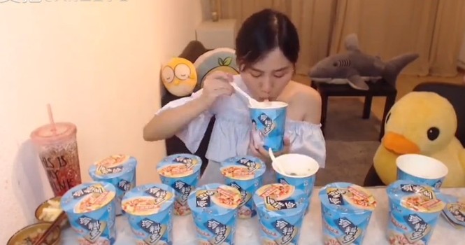 Sốc với thiếu nữ 'dạ dày không đáy' ăn liền tù tì 4kg cơm - ảnh 6