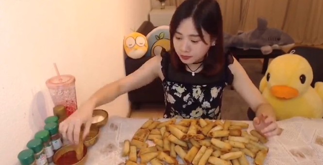 Sốc với thiếu nữ 'dạ dày không đáy' ăn liền tù tì 4kg cơm - ảnh 8