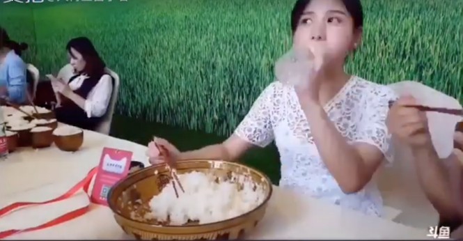 Sốc với thiếu nữ 'dạ dày không đáy' ăn liền tù tì 4kg cơm - ảnh 2