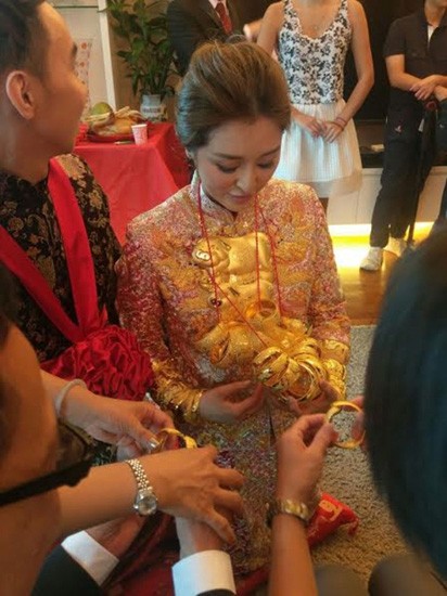 Mỹ nhân Hồng Kông đeo vàng trĩu cổ trong ngày cưới - ảnh 2